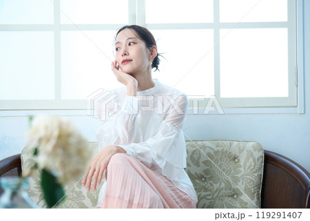 ソファーに座る女性 ソファーに座る女性 119291407