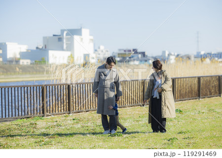 冬にお散歩するファミリー　 119291469