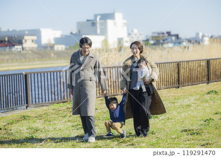 冬にお散歩するファミリー  冬にお散歩するファミリー  119291470