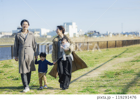 冬にお散歩するファミリー 冬にお散歩するファミリー 119291476
