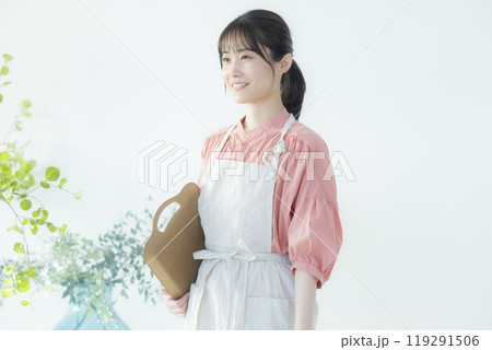 エプロンの女性　　 119291506