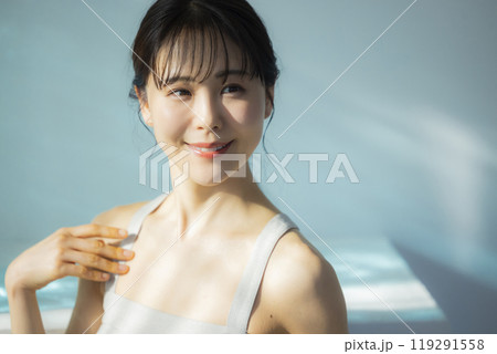 ボディケアする女性 ボディケアする女性 119291558