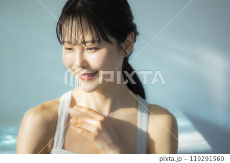 ボディケアする女性 　 119291560