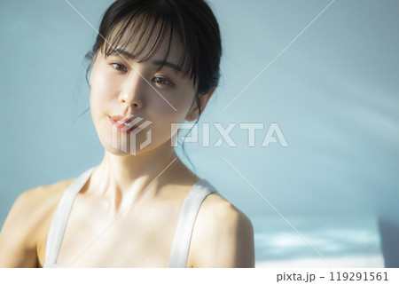 ボディケアする女性 ボディケアする女性 119291561