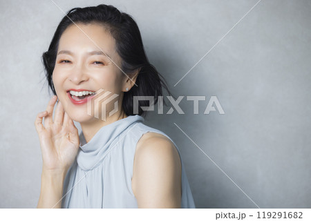 ドレスアップしたミドル女性 119291682