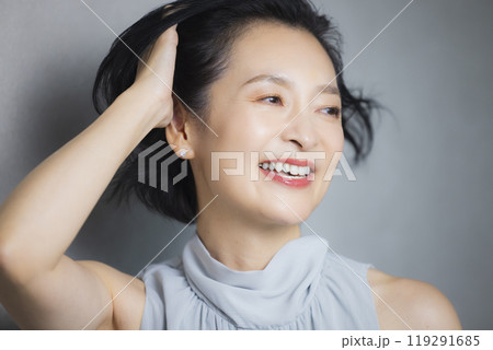 ドレスアップしたミドル女性 119291685