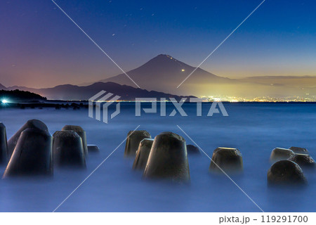 夏の夜の駿河湾のテトラポットと登山道の灯りと富士山 119291700