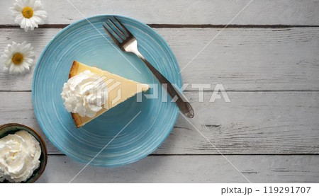 俯瞰で撮った、お皿に乗ったチーズケーキ 俯瞰で撮った、お皿に乗ったチーズケーキ 119291707