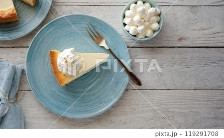 俯瞰で撮った、お皿に乗ったチーズケーキ 俯瞰で撮った、お皿に乗ったチーズケーキ 119291708