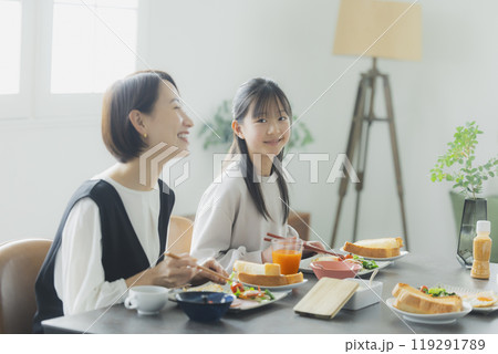 家族の食卓イメージ　　　 119291789