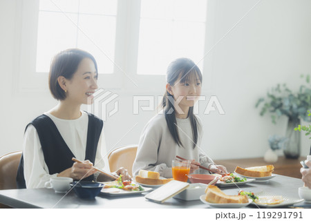 家族の食卓イメージ　　　 119291791