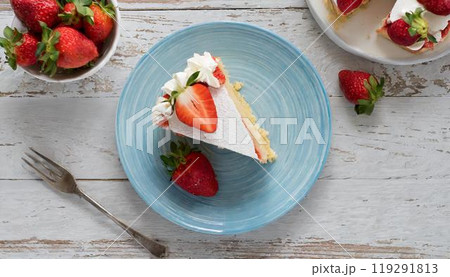 俯瞰で撮った、お皿に乗ったストロベリーショートケーキ 俯瞰で撮った、お皿に乗ったストロベリーショートケーキ 119291813