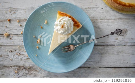 俯瞰で撮った、お皿に乗ったチーズケーキ 119291816