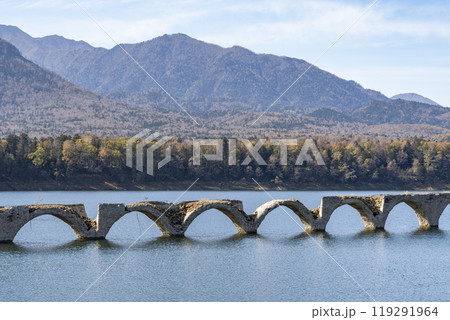 秋晴れの日の旧国鉄士幌線タウシュベツ川橋梁 北海道上士幌町 秋晴れの日の旧国鉄士幌線タウシュベツ川橋梁 北海道上士幌町 119291964