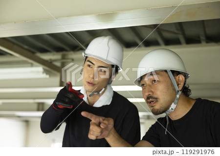 鉄骨を解体する作業員 鉄骨を解体する作業員 119291976