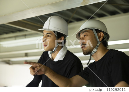 鉄骨を解体する作業員 鉄骨を解体する作業員 119292011