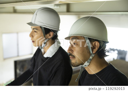 鉄骨を解体する作業員 鉄骨を解体する作業員 119292013