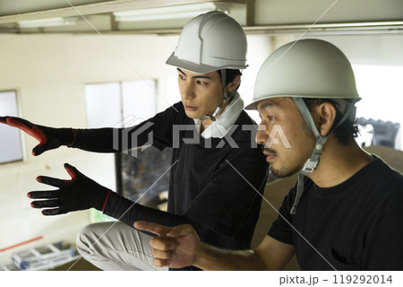 鉄骨を解体する作業員 鉄骨を解体する作業員 119292014