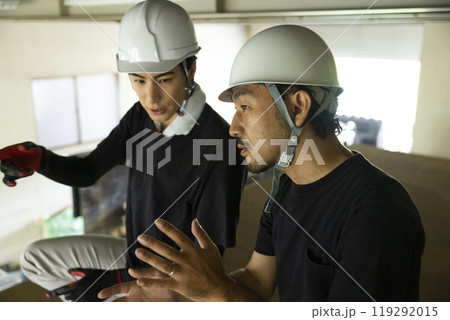 鉄骨を解体する作業員 鉄骨を解体する作業員 119292015