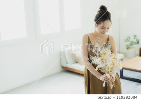 リビングでブーケを持つ女性 リビングでブーケを持つ女性 119292084