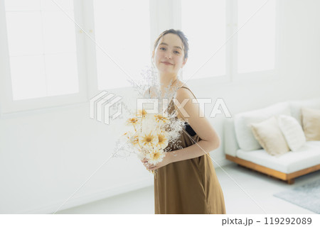 リビングでブーケを持つ女性 リビングでブーケを持つ女性 119292089