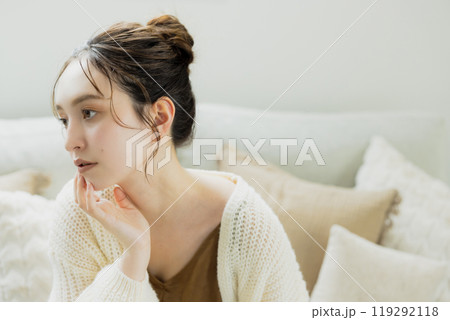 部屋でくつろぐニットの女性 部屋でくつろぐニットの女性 119292118