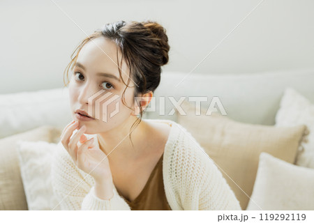 部屋でくつろぐニットの女性 部屋でくつろぐニットの女性 119292119