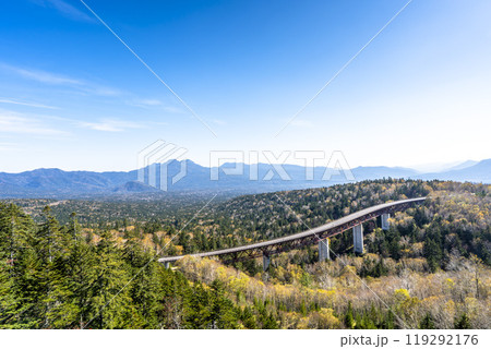 秋晴れの三国峠　松見大橋　国道273号線　北海道上士幌町 119292176