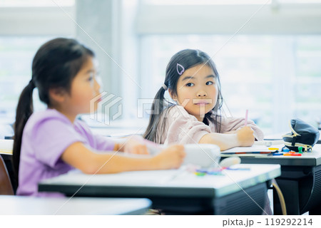 教室で授業を受ける小学生　 119292214