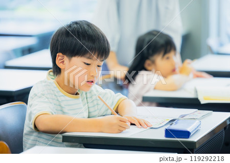 教室で授業を受ける小学生 教室で授業を受ける小学生 119292218