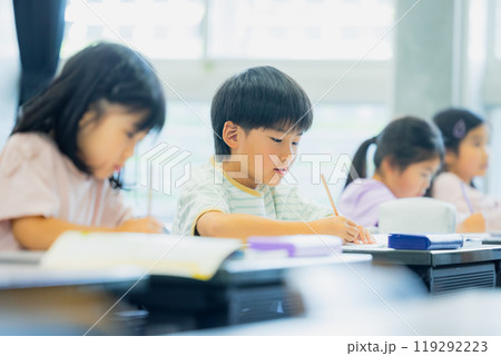 教室で授業を受ける小学生 教室で授業を受ける小学生 119292223