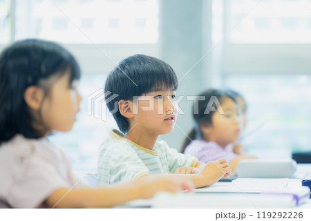 教室で授業を受ける小学生 教室で授業を受ける小学生 119292226
