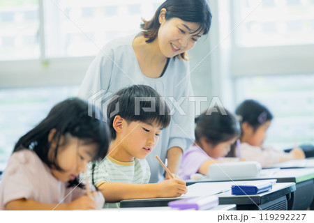 教室で授業を受ける小学生 教室で授業を受ける小学生 119292227