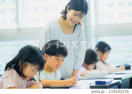 教室で授業を受ける小学生 教室で授業を受ける小学生 119292229