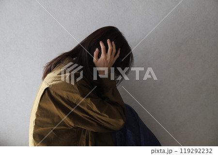 頭を抱える女性　うつ病イメージ 119292232