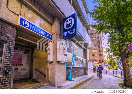 日本の横浜都市景観　地下鉄　関内駅（出入口3）などを望む＝令和6年10月13日 119292804