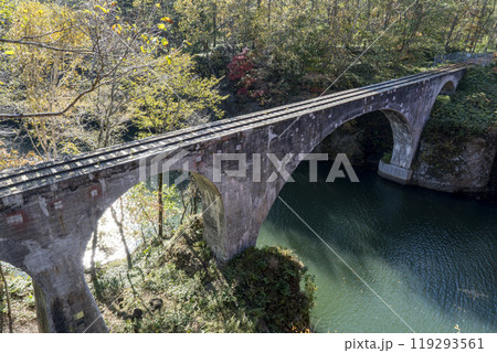 秋晴れの日の泉翠橋からみた士幌線第三音更川橋梁跡　俯瞰　北海道上士幌町 119293561