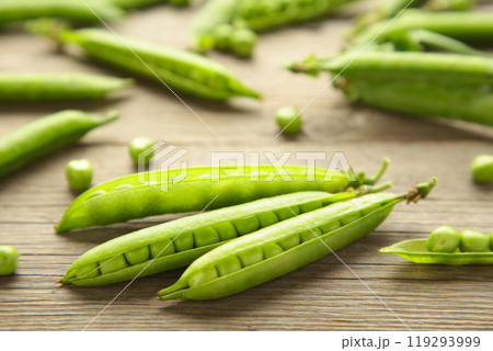 Hearthy fresh green peas on rustic wooden background 119293999