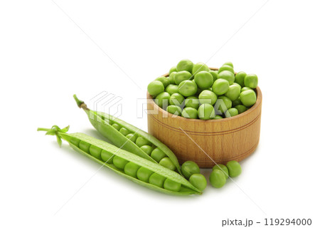 Fresh green peas in bowl isolated on white background 119294000