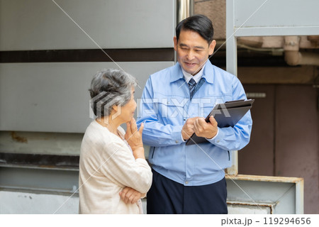 作業服の男性とシニア女性　点検 119294656