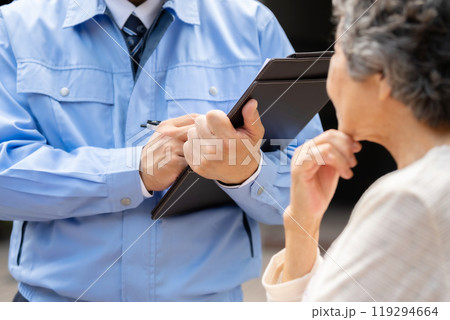 作業服の男性とシニア女性　点検 119294664