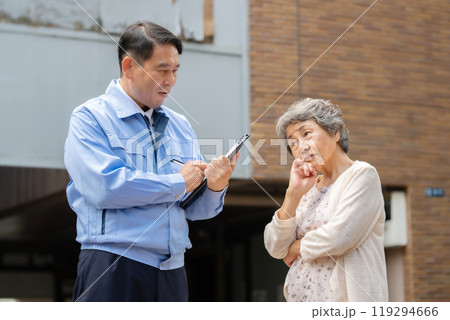 作業服の男性とシニア女性　点検 119294666