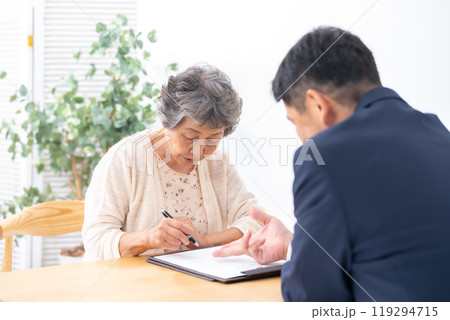対面　契約　シニア女性 119294715