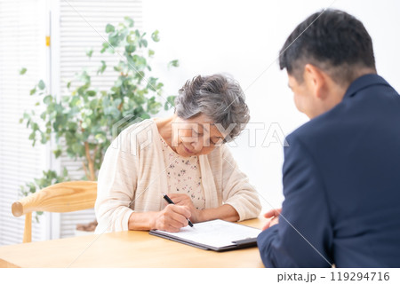 対面 契約 シニア女性 対面 契約 シニア女性 119294716