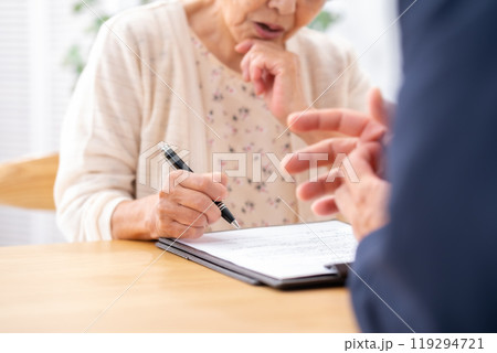 対面　契約　シニア女性　手元 119294721