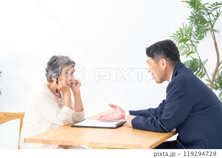対面　契約　シニア女性 119294729