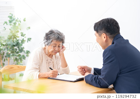 対面　契約　シニア女性 119294732