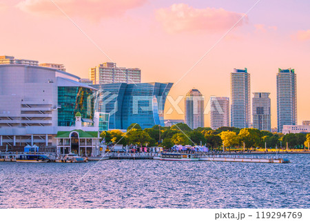 日本の横浜都市景観10月。新港ふ頭客船ターミナル側からカハラHやポートサイド地区などを望む 119294769