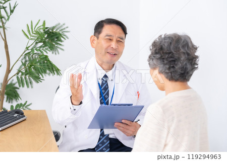 医療　診察　対面 119294963