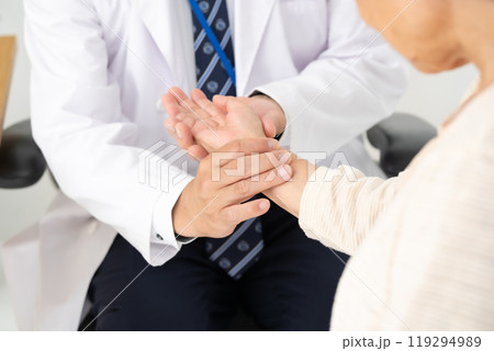 医療　診察　対面　手元　脈拍 119294989